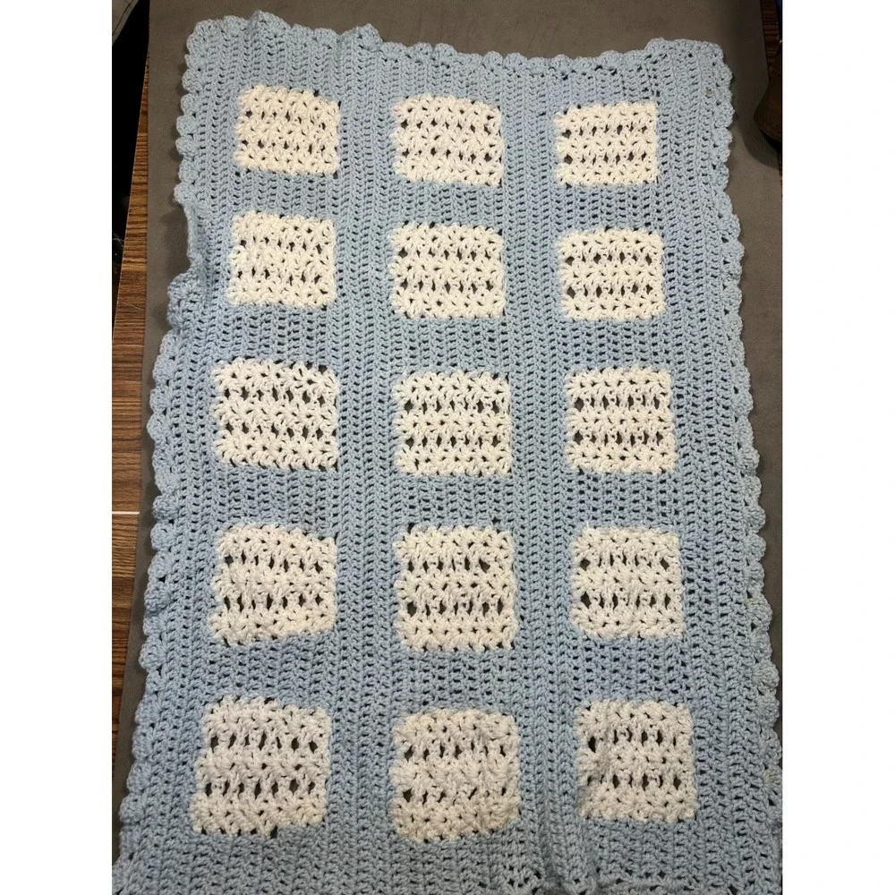 Handmade Crochet Baby Blanket Light Blue White Checkered Scalloped Edge 28x36‎